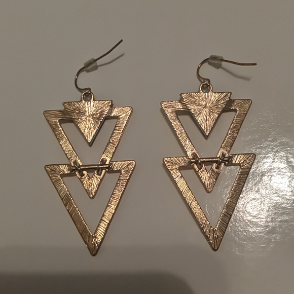 Gold and black triangle earrings - Picture 4 of 8